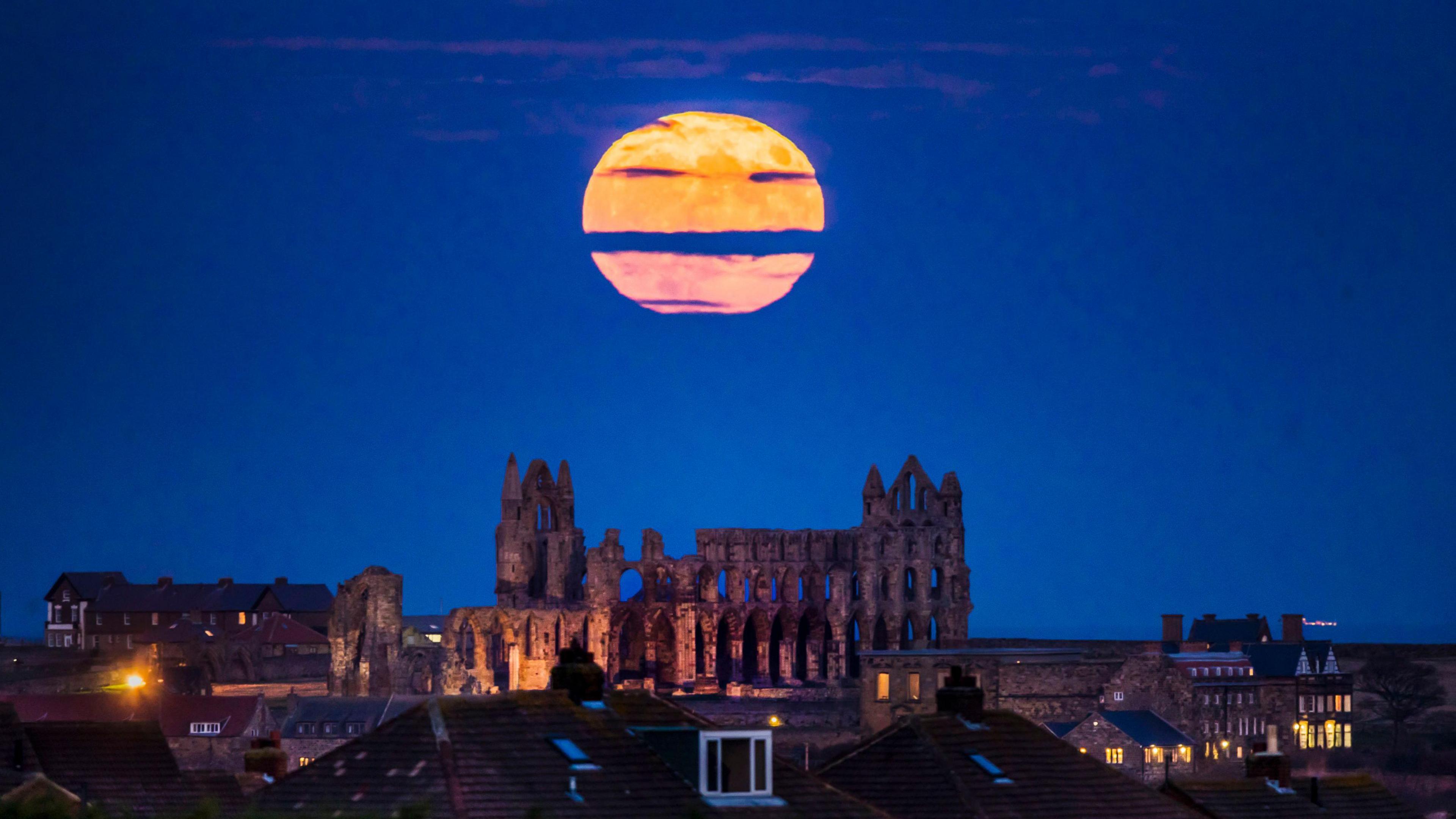 Last Full Moon Of When To See The December Cold Moon Bbc Weather