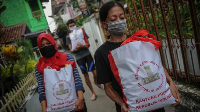 Virus Corona Dan Bantuan Sosial Foto Kepala Daerah Di Kemasan Bansos