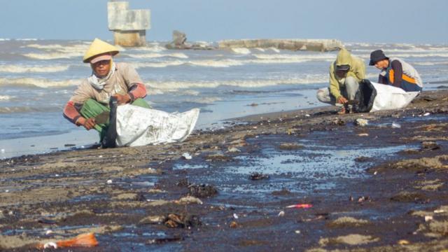 Tumpahan Minyak Dan Gas Proyek Pertamina Di Laut Jawa Ribuan Karung