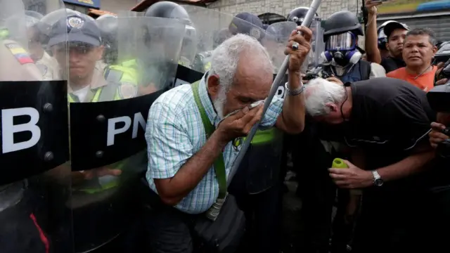 Gas pimienta contra bastones así fue la marcha de los abuelos que