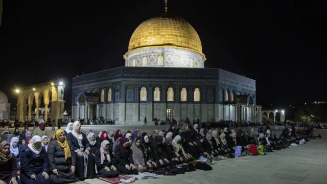 Salat Tarawih Pertama Khusyuknya Pengungsi Di Palu Hingga Jemaah