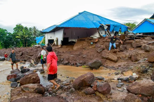 Banjir Bandang Terjang Ternate Belasan Orang Meninggal Dan Tiga Dalam