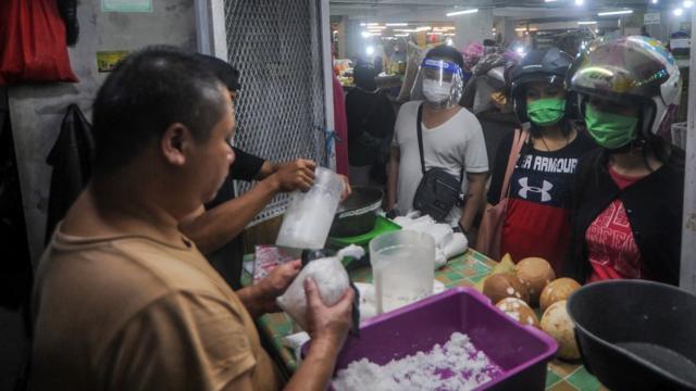 Covid Rencana Penerapan New Normal Kondisi Pasien Sekarang Saja Sudah Membludak Bbc