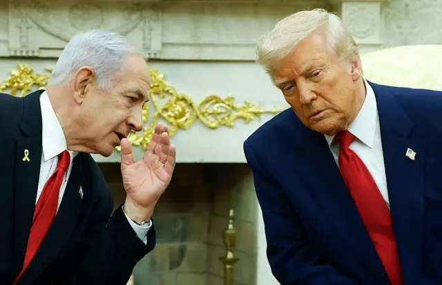 رئيس الوزراء الإسرائيلي بنيامين نتنياهو (يسار) يتحدث مع الرئيس الأمريكي دونالد ترامب خلال اجتماع في المكتب البيضاوي بالبيت الأبيض في 7 أبريل/نيسان 2025