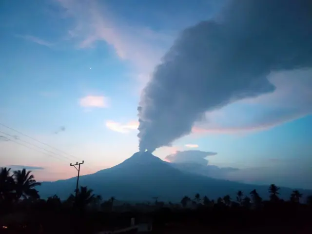 Gunung Lewotobi Laki Laki Naik Ke Level Awas Aktivitas Vulkanik