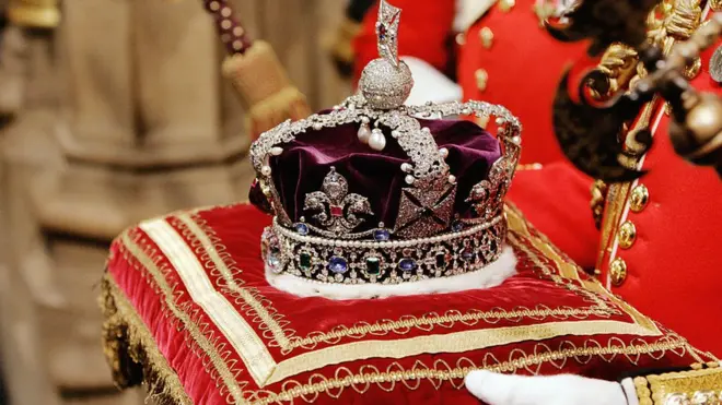 Rey Carlos III la foto de la coronación que muestra a tres