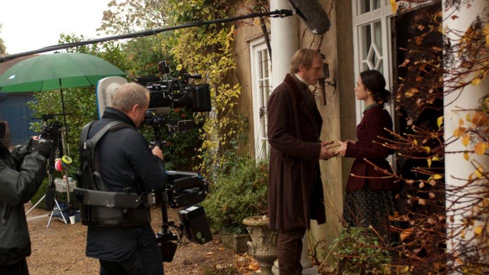 Paul Bettany and Jennifer Connelly on the set of Creation