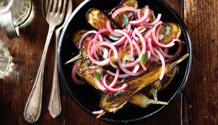 Baby aubergines with oregano and red onions