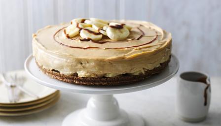 Banoffee cheesecake with chocolate sauce