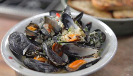 BBC Food - Recipes - Lemongrass and ginger mussels
