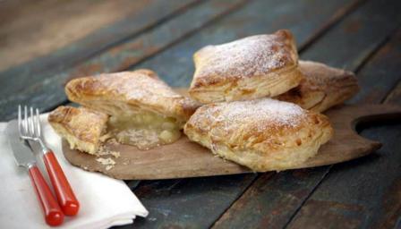Little Bramley apple pies 