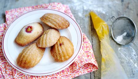 Madeleines with lemon curd