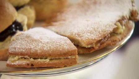 Rooibos sponge cake with quince jam and vanilla saffron icing