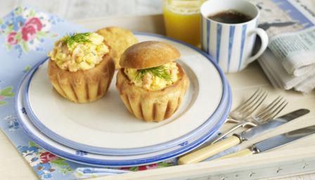 Scrambled eggs with smoked salmon and brioche