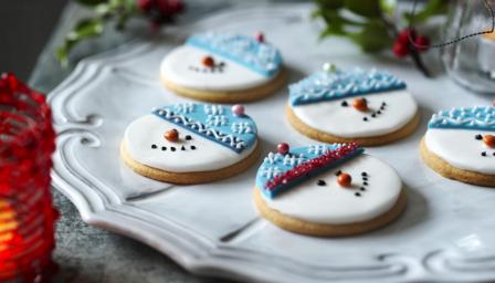 Snowman biscuits (Christmas cookies)