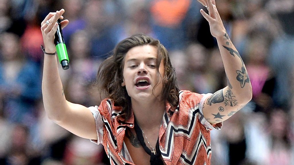 Music News LIVE Harry Styles solo debut on SNL BBC(02)