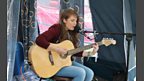 Catrin Herbert yn perfformio ar raglen Dafydd a Caryl