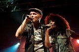 Gari Greu and Flavia Coelho sing Export-import at the launch of Marseille 2013