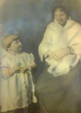 Còmhla ri seanmhair ann a Rànais, an dèidh tilleadh dhachaigh