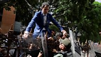 Guaidó tries to climb over fence to enter assembly
