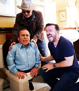 Photo: Ricky Gervais, Warwick Davis, Johnny Depp