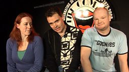 How can improvised comedy help people in business? 