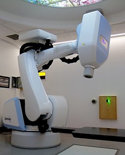 Radiotherapy robot