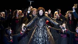 Sarah Connolly as Mary Stuart and Frédéric Bourreau as Talbot (with crucifix)