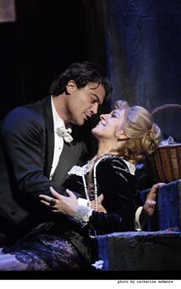 Vittorio Grigolo as Faust and Angela Gheorghiu as Marguerite