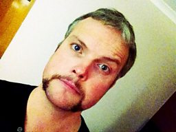 A' sealltainn an oidhrip a rinn e airson Movember!