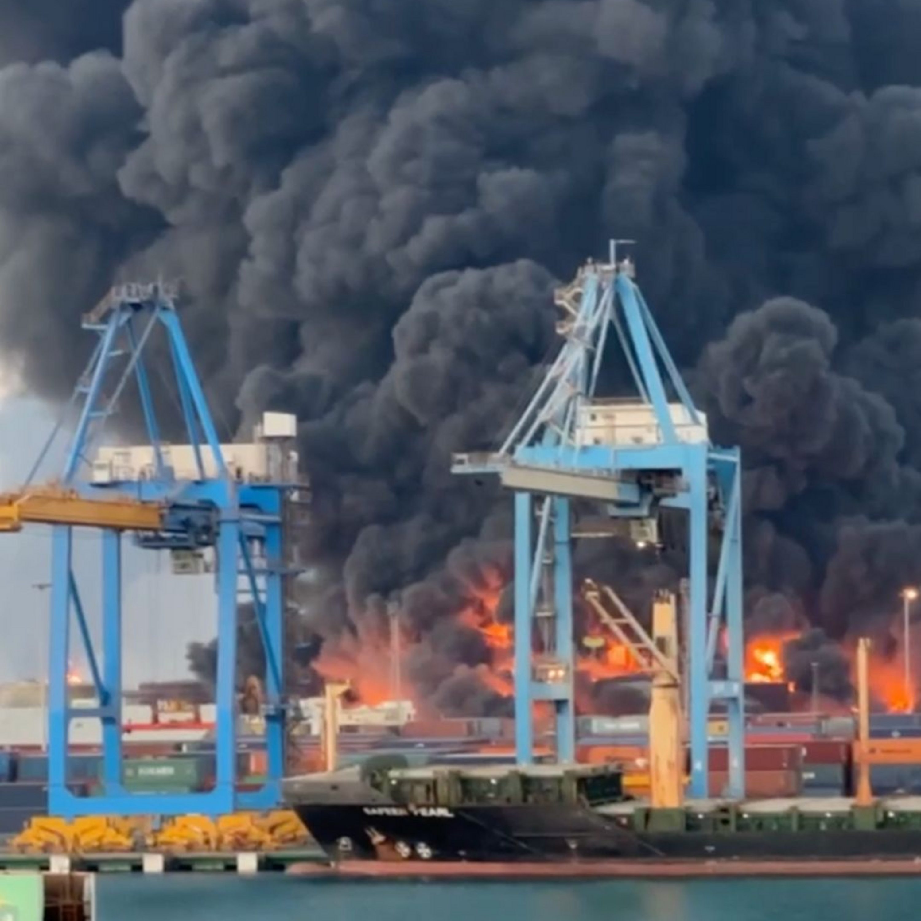 السودان والإمارات: ما العلاقة بين استهداف بورتسودان بالمسيرات وقطع السودان للعلاقات مع الإمارات؟