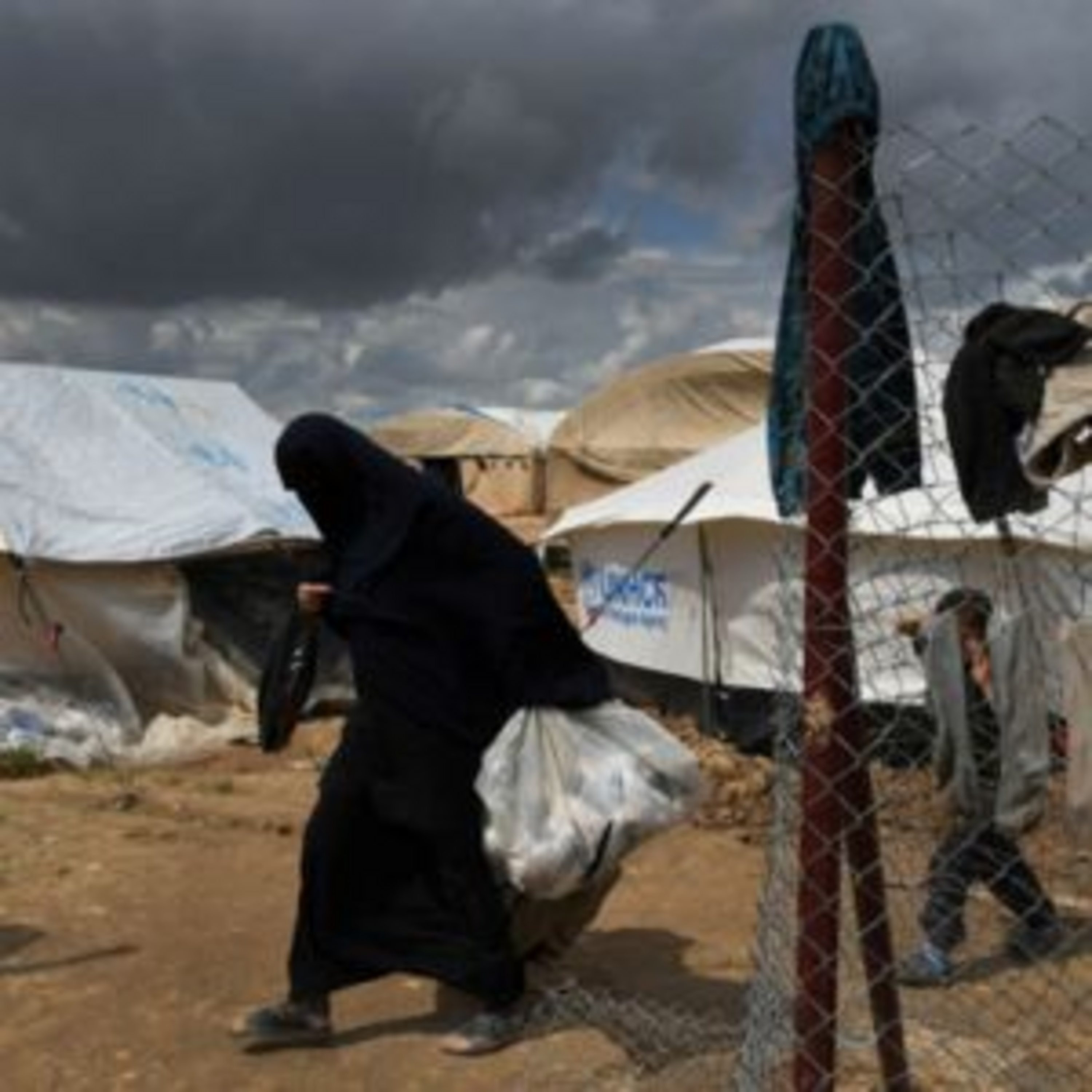 ماذا نعرف عن مخيم الهول في سوريا، الذي يضم أسر عناصر تنظيم ما يعرف بالدولة الإسلامية؟