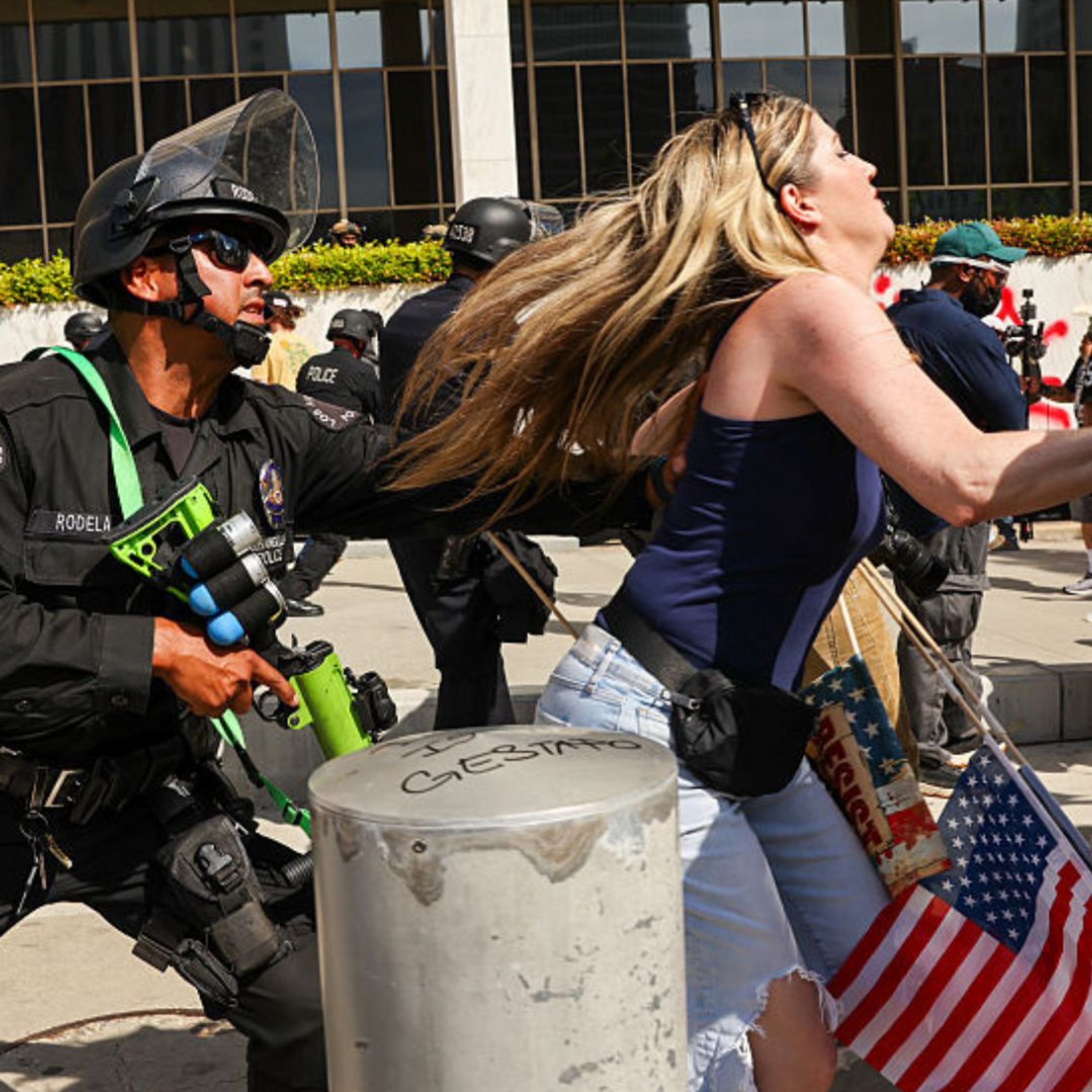 ماذا يحدث في لوس أنجلوس وماذا نعرف عن مداهمات الهجرة في ولاية كاليفورنيا؟