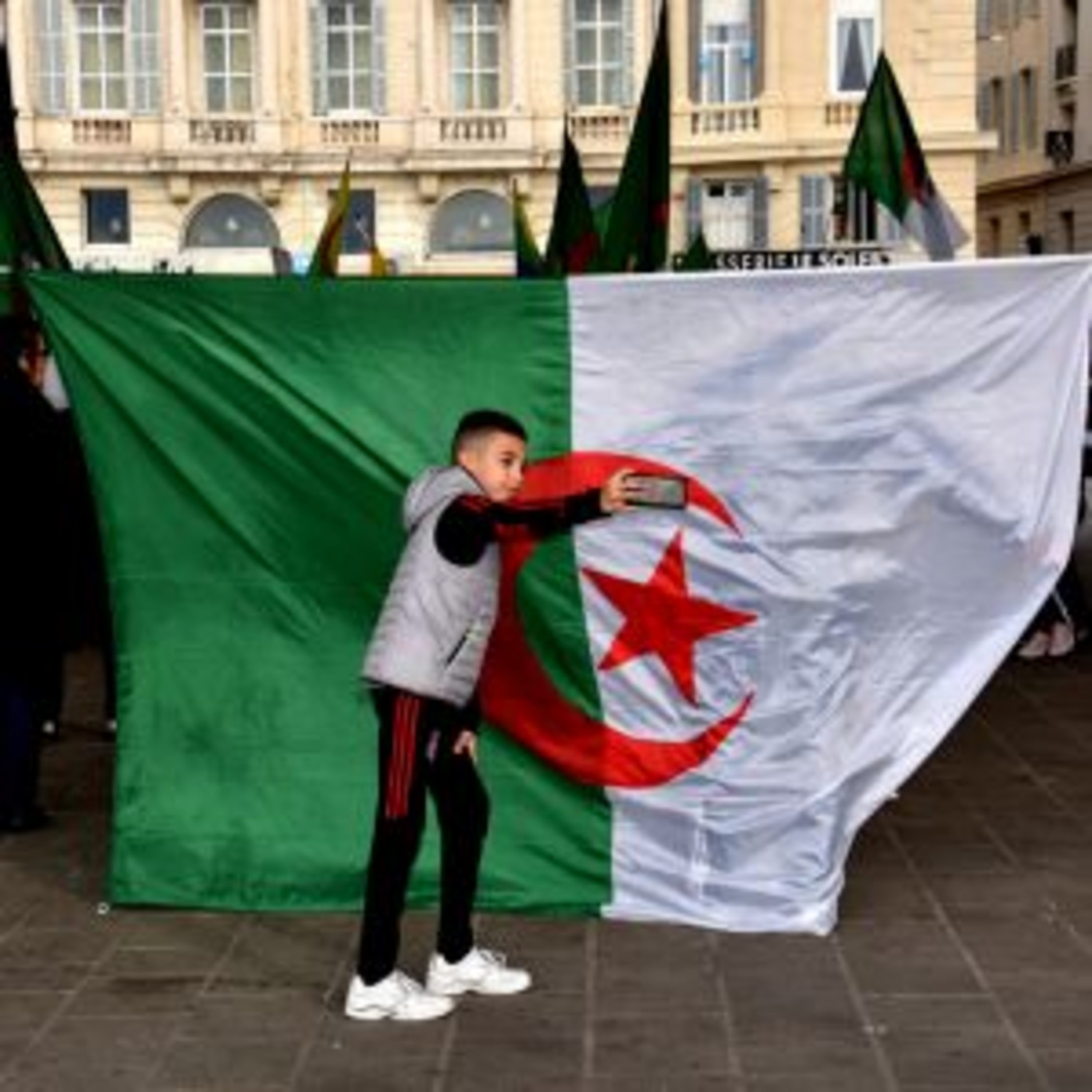 لماذا يغادر فرنسيون بلادهم بسبب أصولهم الجزائرية؟