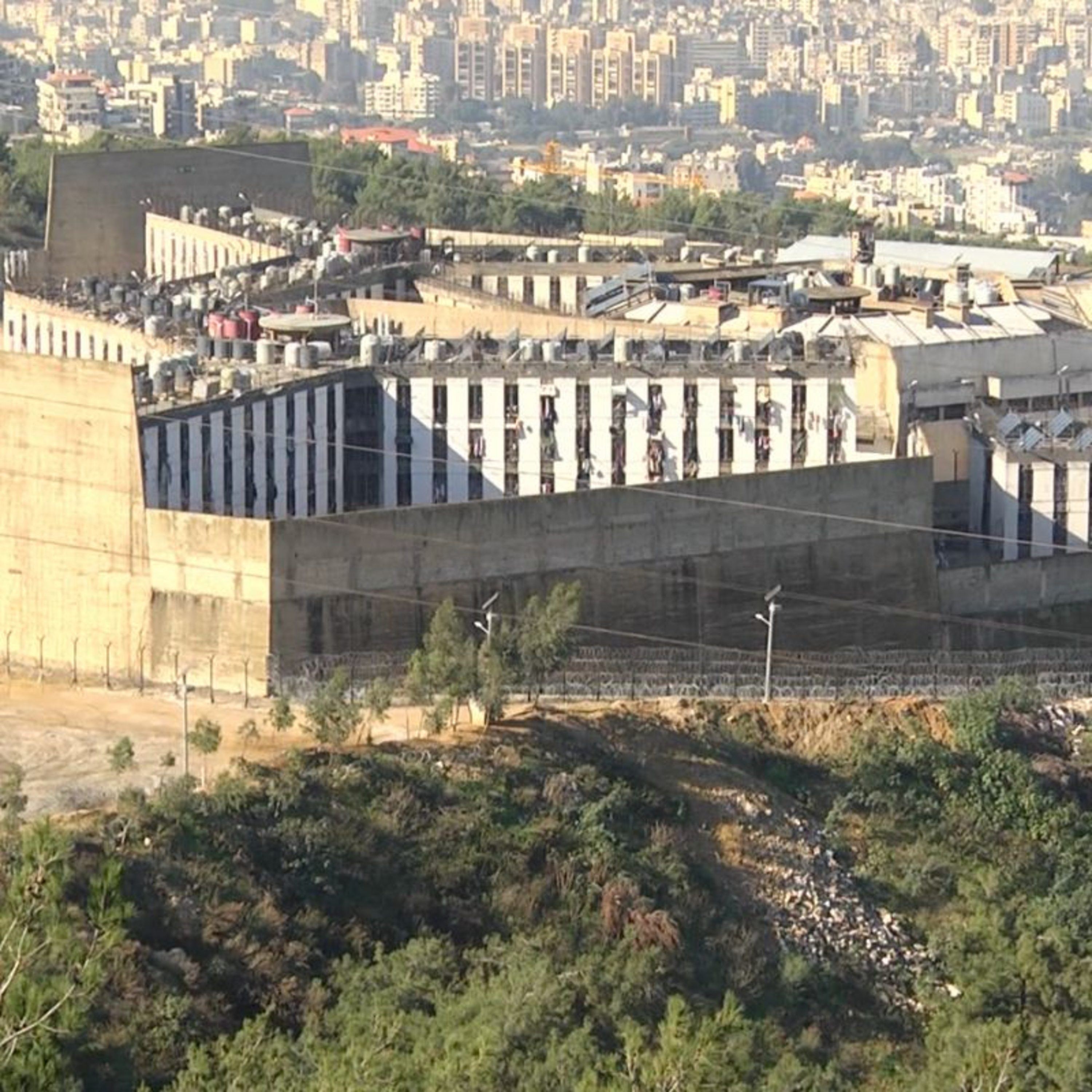 لماذا يشهد سجن رومية اللبناني إضرابات من نزلاء سوريين ولبنانيين؟