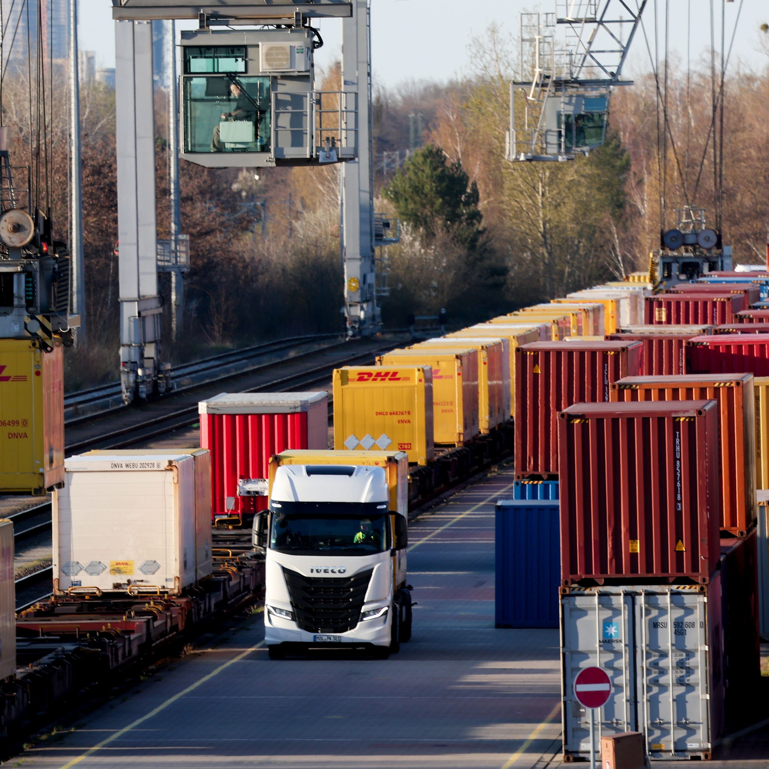 US businesses begin claiming tariff refunds