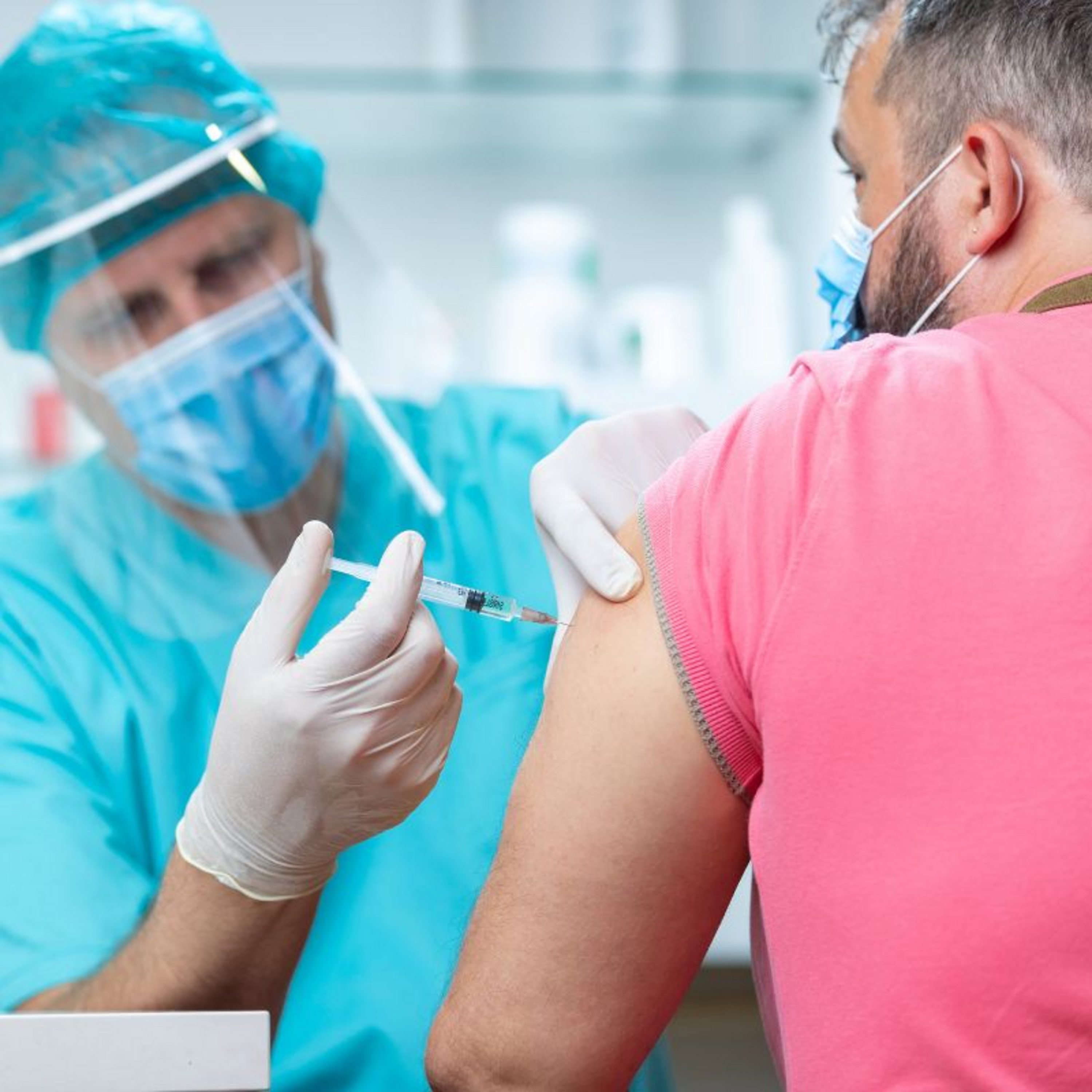 لماذا لا يزال البعض يشكك بجدوى اللقاحات؟ وما علاقة لقاح كورونا بذلك؟