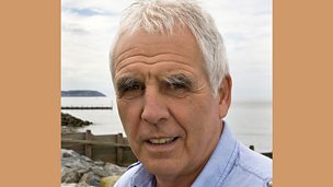 Llun ar gyfer Cyril Jones yn trafod ei blentyndod, gwrachod a'i gyfrol newydd