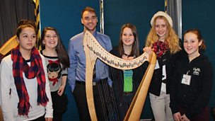 Llun ar gyfer Alys, Elenya, Lowri, Elin a Iona sef Gweriniaith yn ymuno gyda Idris yn y stiwdio