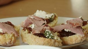 Image for Na sgonaichean le càis-uachdair agus sitheann tonnaig aig Màiri Anna NicChoinnich