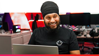 Ģ������Ƶ colleague working on a laptop in an office