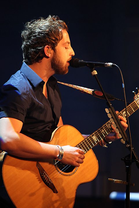 JAMES TREATS US TO AN ACOUSTIC 'BROKEN STRINGS'