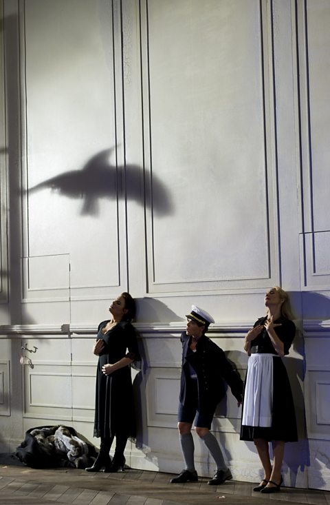Genia Kühmeier (La Contessa Almaviva), Katija Dragojevic (Cherubino), Marlis Petersen (Susanna)