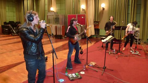 Dani Wilde in session
