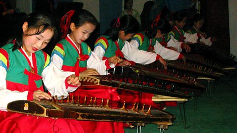 Children playing the kiyagum at the June 9th secondary school