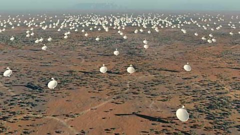 Thousands of radio dishes will be spread across the desert of South Africa or Australia. Image: SKA