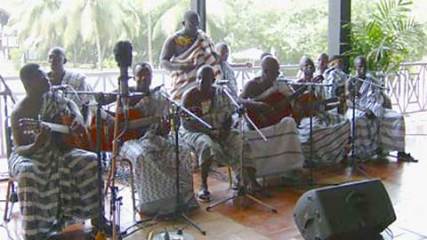 Koo Nimo and musicians