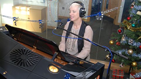 ANNIE LENNOX PERFORMING LIVE