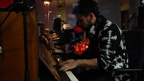 Mark Hole live in session