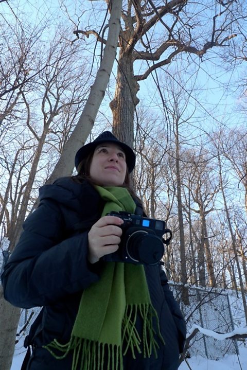 Rachel Sussman in front of the oldest living thing in New York